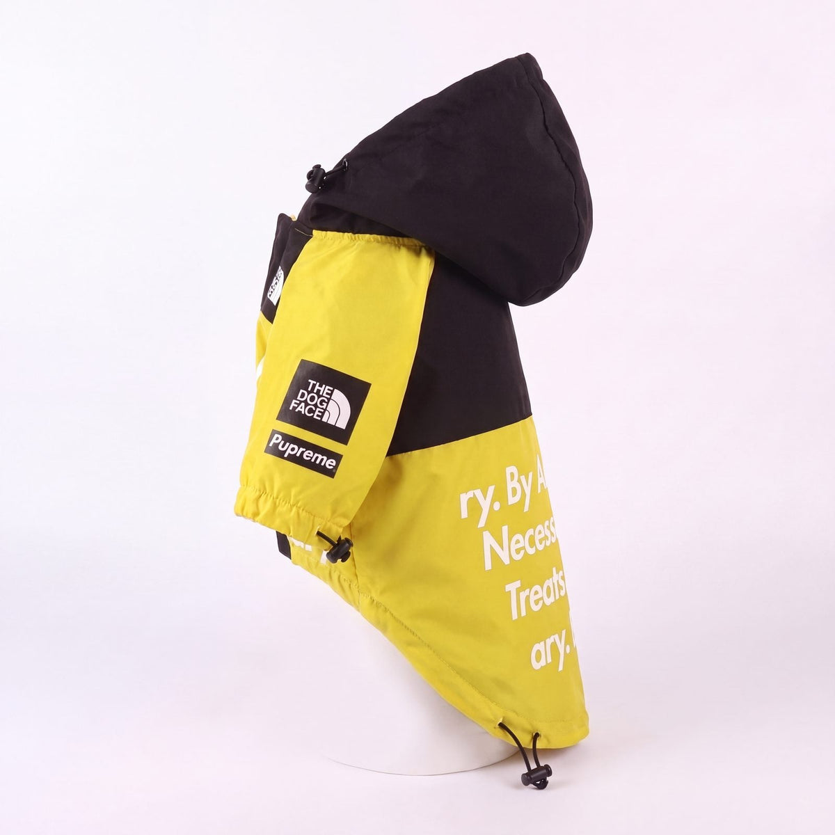 Imperméable chien coupe-vent jaune à capuche Chien store vue de profil sur mannequin montrant la coupe protectrice et la capuche