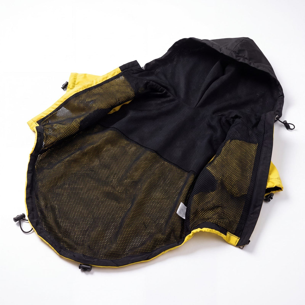 Doublure en filet respirant noir de l'imperméable jaune pour chien, vue à plat