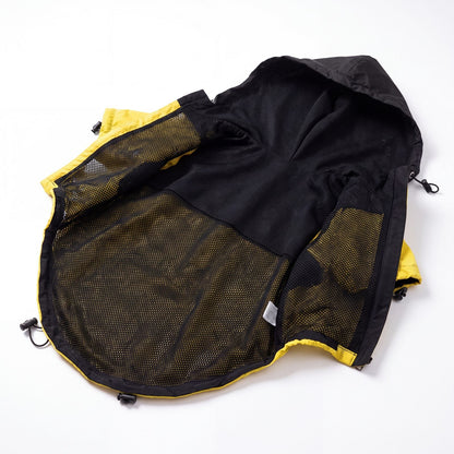 Doublure en filet respirant noir de l'imperméable jaune pour chien, vue à plat
