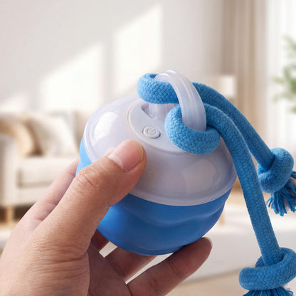 Main qui tient la balle bleue par son capuchon blanc, près du bouton de mise en marche