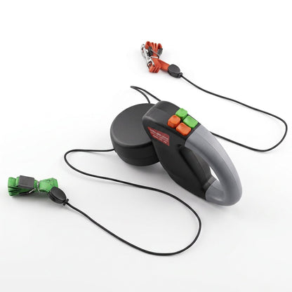 Laisse pour deux chiens rétractable DuoChic noire avec cordes bicolores orange et verte déroulées.