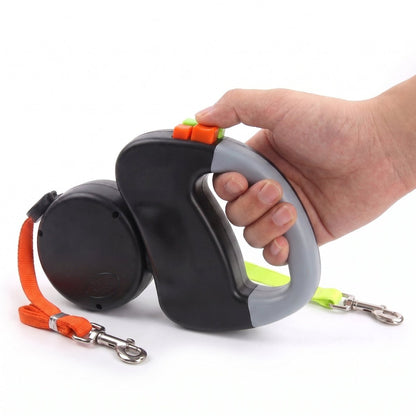 Prise en main de la poignée ergonomique et boutons de frein de la laisse double DuoChic noire.