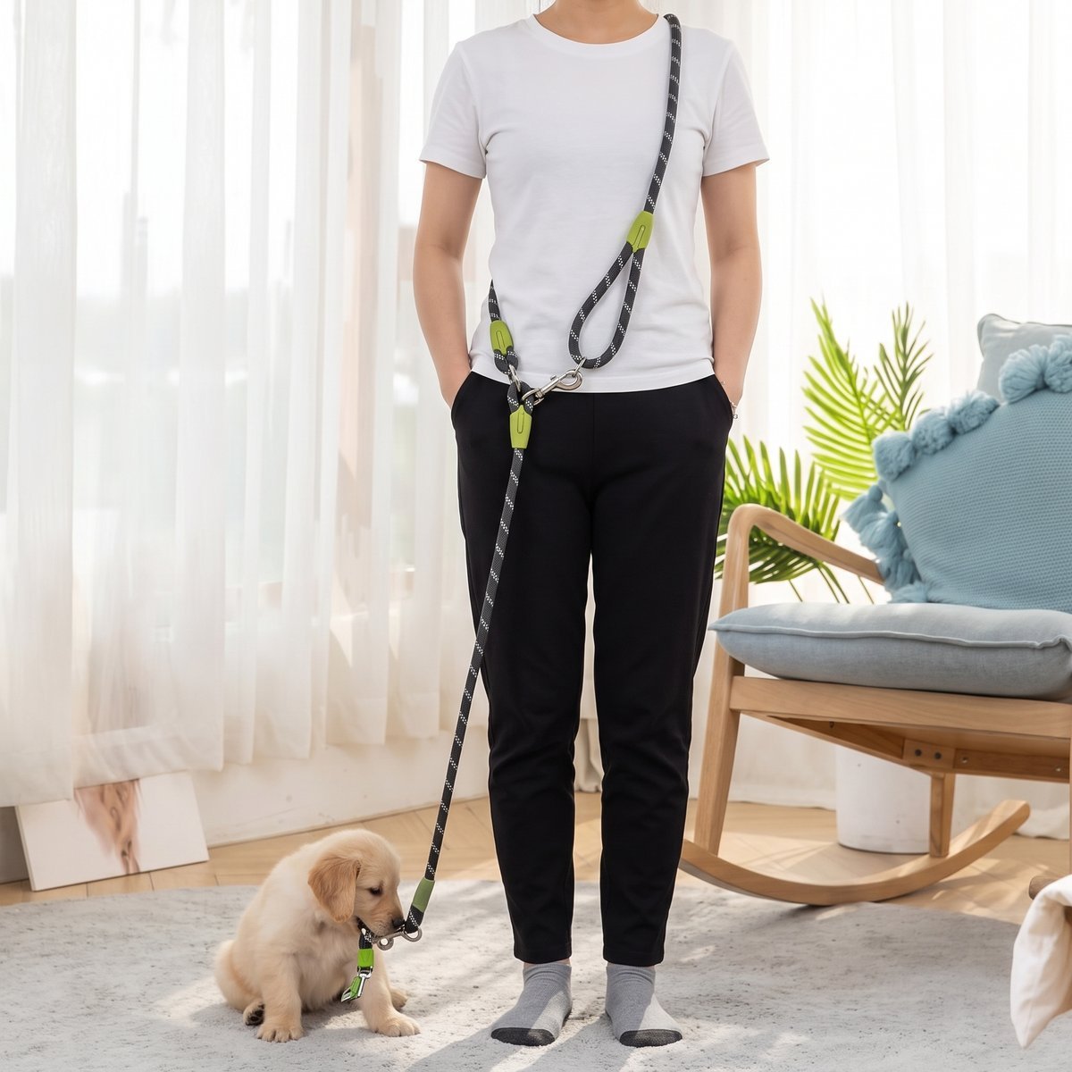 Chiot golden retriever dans un salon, laisse chien main libre PawSync en corde noire réfléchissante portée en bandoulière