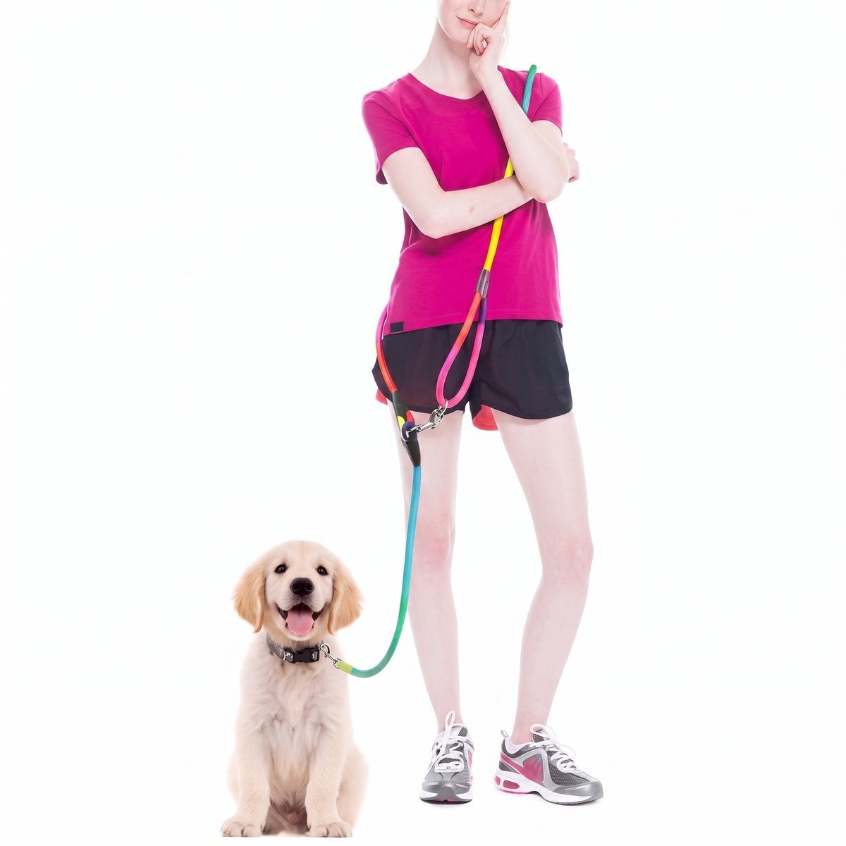 Chiot golden retriever sur fond blanc, laisse chien main libre PawSync en corde multicolore arc-en-ciel