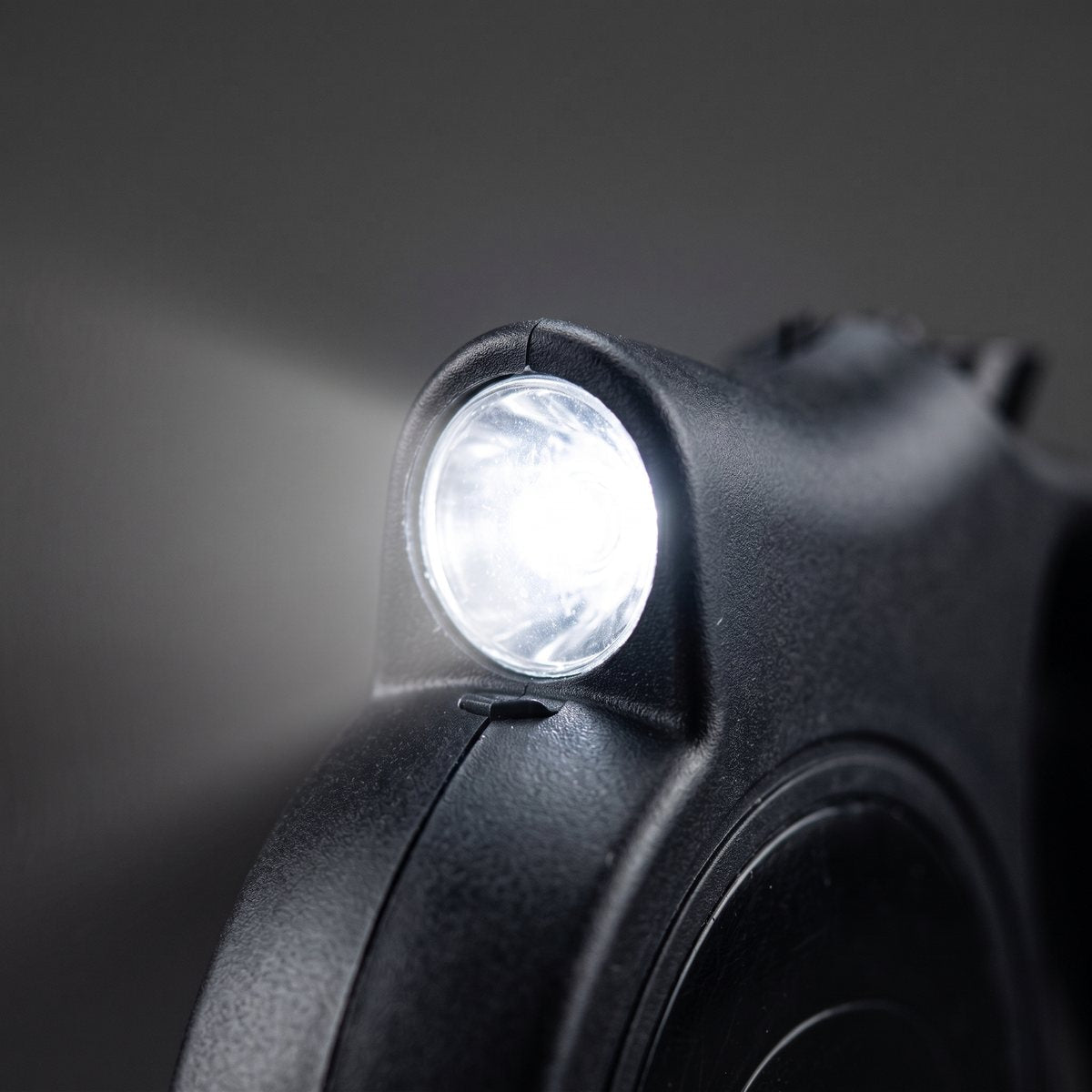 Laisse chien Nox coloris noir, macro de la torche LED allumée