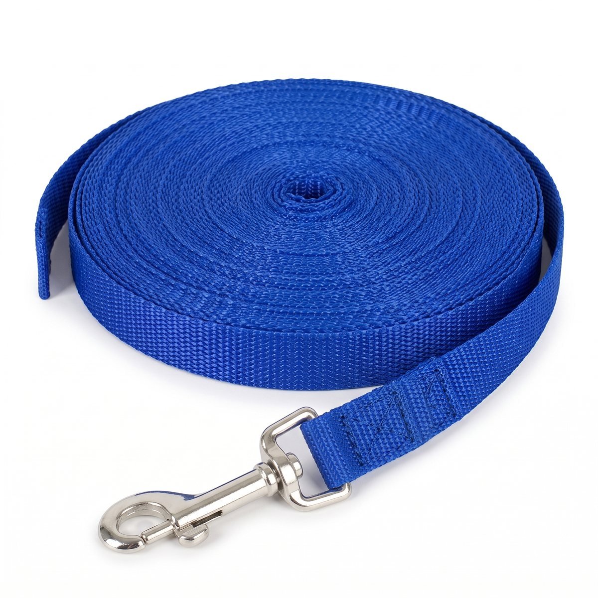 Laisse corde chien enroulée coloris bleu, photo produit isolée sur fond blanc avec mousqueton argenté