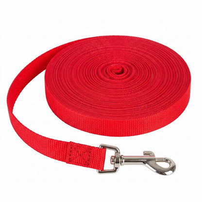 Laisse corde chien enroulée coloris rouge, photo produit isolée sur fond blanc avec mousqueton argenté