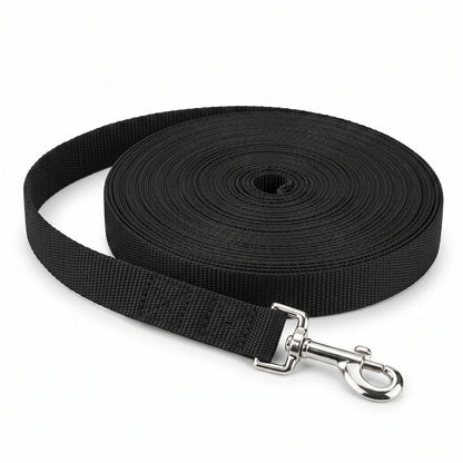 Laisse corde chien enroulée coloris noir, photo produit isolée sur fond blanc avec mousqueton argenté