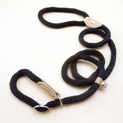 Laisse corde pour chien CaninoFlex noire avec bague de réglage en métal et finitions en cuir véritable cousues à la main sur fond blanc