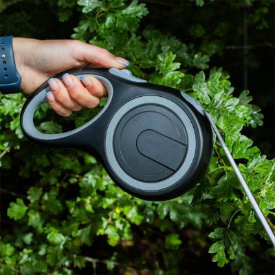 laisse de chien enrouleur noir gros plan, poignee antiderapante et bouton verrou MaxLeash™