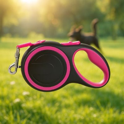 laisse de chien enrouleur rose vue produit exterieur, parc en arriere plan MaxLeash™