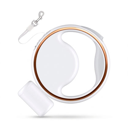 Packshot de la laisse enrouleur rechargeable pour chien GlowLoop, coloris blanc et or rose, avec mousqueton et distributeur de sacs
