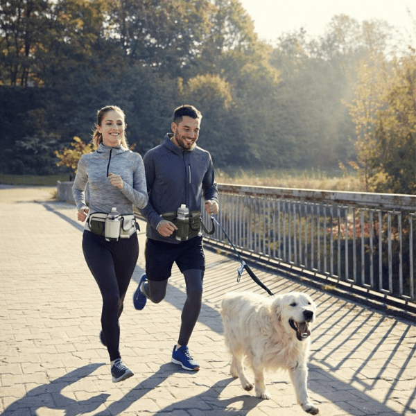 Couple faisant du jogging avec une laisse chien jogging main libre attachee a la ceinture sport pour courir sans les mains