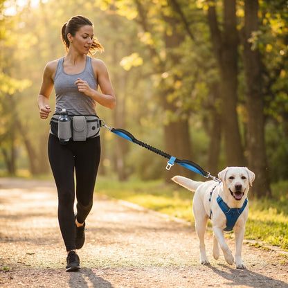 Femme faisant du jogging en forêt à la lumière dorée, vue rapprochée sur le labrador et la laisse mains libres