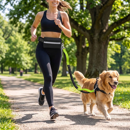 Femme courant dans un parc avec un golden retriever, laisse mains libres pour chien ceinture et pochette vert fluo