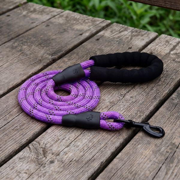 Laisse pour chien corde TrekLine Chien store couleur violette avec détails réfléchissants, poignée ergonomique noire et mousqueton solide