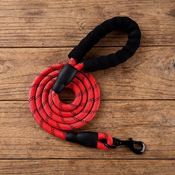 Laisse pour chien corde TrekLine Chien store couleur rouge vif tressée avec motifs noirs, poignée ergonomique en mousse et fermoir métallique sécurisé