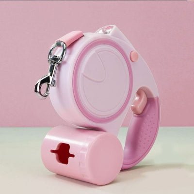 laisse pour chien rose avec boîte multifonction détachable posée sur fond rose NightWalk™