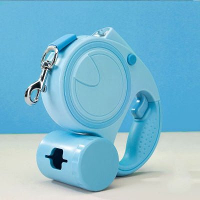 laisse pour chien bleue avec boîte détachable posée sur fond bleu pour présentation produit  - NightWalk™