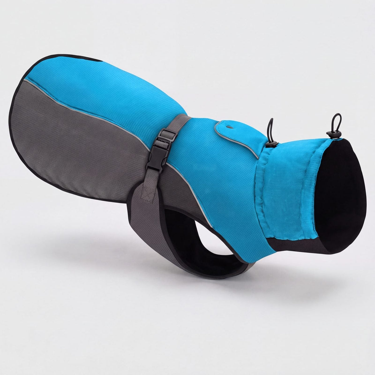 Manteau d'hiver chaud pour chien bleu et gris avec col haut et bandes réfléchissantes, vue studio sur fond clair
