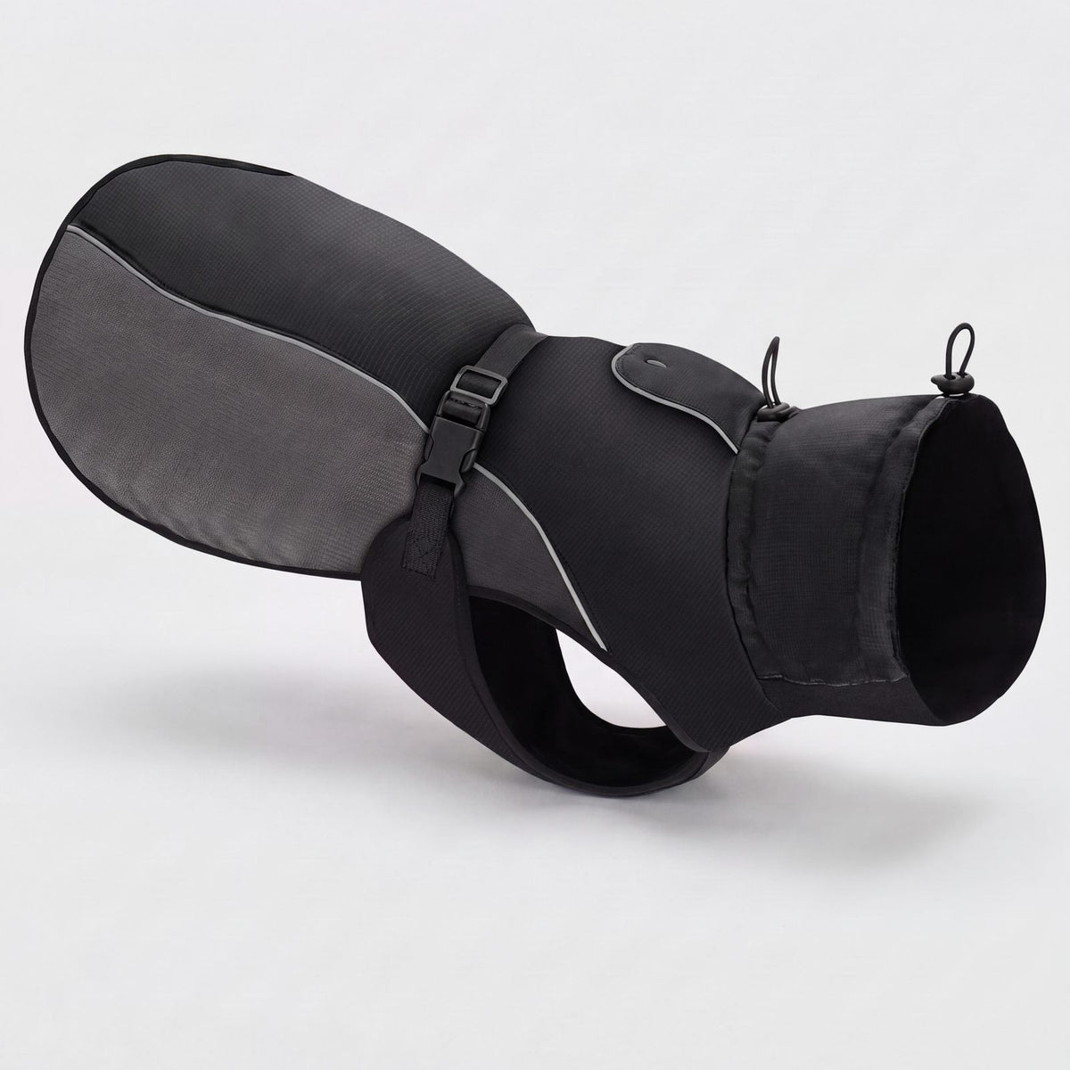 Manteau d'hiver chaud pour chien noir et gris avec col haut, vue studio sur fond clair