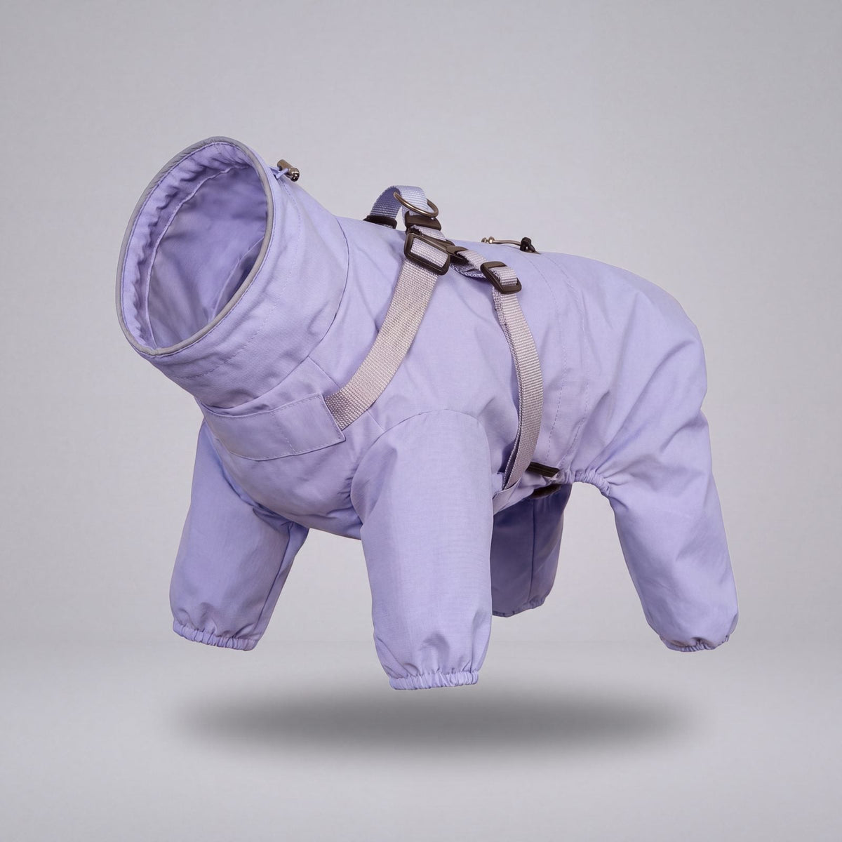 Manteau lilas imperméable pour chien avec harnais intégré, présenté seul sur fond clair en vue trois quarts