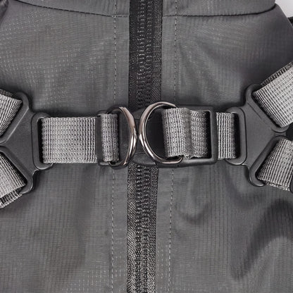 Gros plan sur le harnais intégré du manteau pour chien imperméable : sangles réglables, boucle et deux anneaux métalliques de chaque côté du zip dorsal