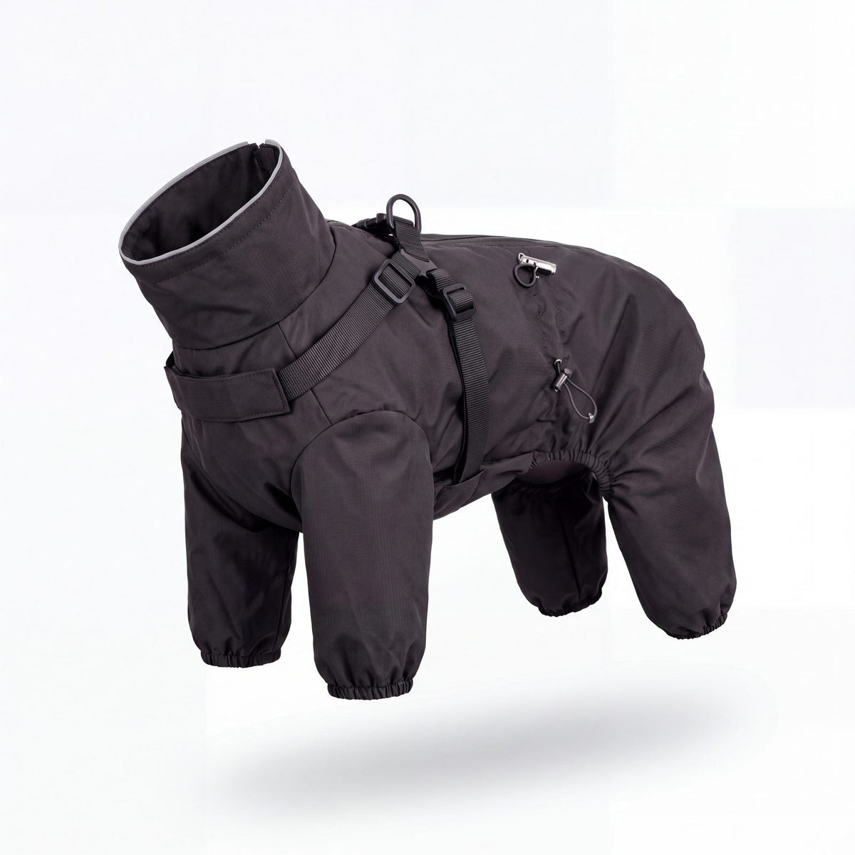 Manteau noir imperméable pour chien à 4 pattes avec harnais intégré, présenté seul sur fond blanc