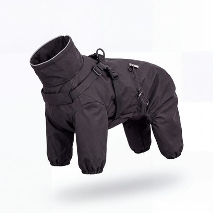 Manteau noir imperméable pour chien à 4 pattes avec harnais intégré, présenté seul sur fond blanc