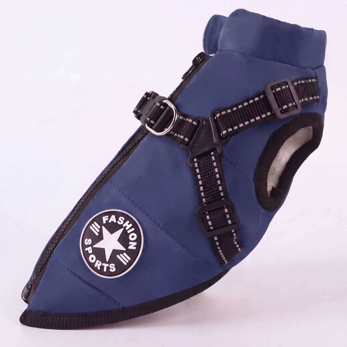 Manteau pour chien doublé polaire bleu marine avec harnais intégré, vue de trois quarts sur fond clair
