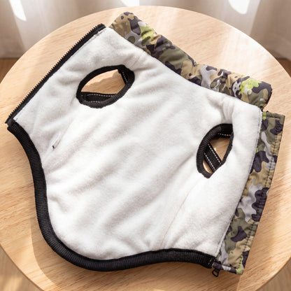Intérieur doublé de polaire blanche du manteau camouflage pour chien posé sur une table en bois