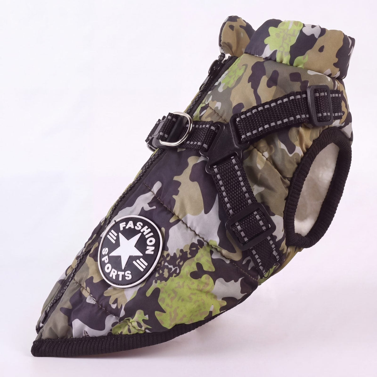 Manteau pour chien camouflage doublé polaire avec harnais intégré, vue de trois quarts sur fond blanc