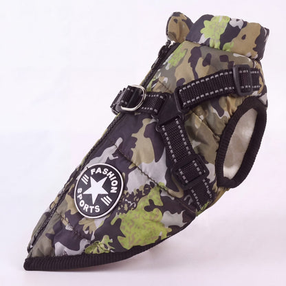 Manteau pour chien camouflage doublé polaire avec harnais intégré, vue de trois quarts sur fond blanc