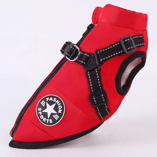 Manteau pour chien rouge doublé polaire avec harnais intégré, vue trois-quarts sur fond clair