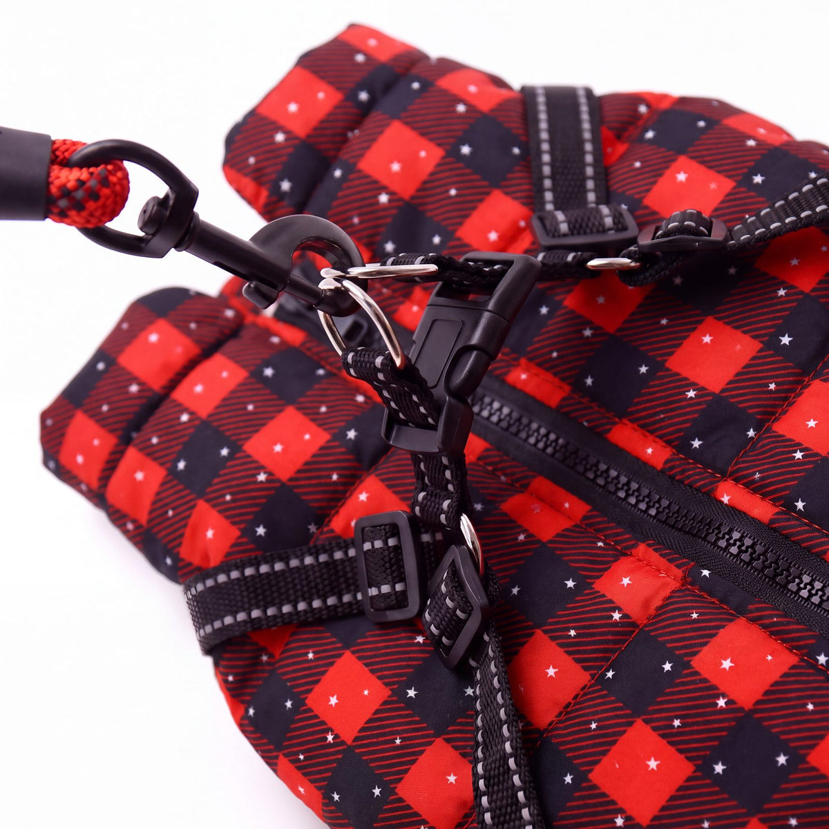 Détail du mousqueton de laisse, de l'anneau en D, du zip et des sangles du manteau pour chien tartan rouge