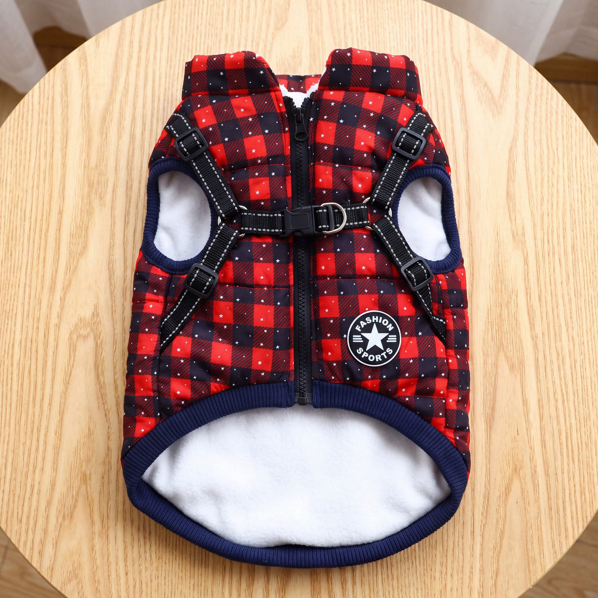 Intérieur doublé polaire douce et bords côtelés bleu marine du manteau pour chien tartan rouge