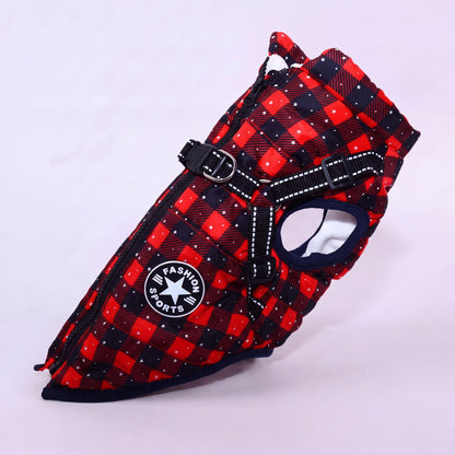 Manteau pour chien tartan rouge et noir doublé polaire, vue trois-quarts sur fond lilas