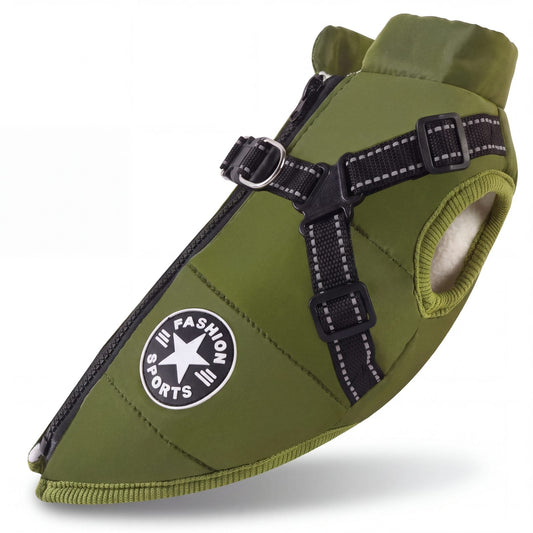 Manteau pour chien doublé polaire vert avec harnais intégré, vue de trois-quarts sur fond clair