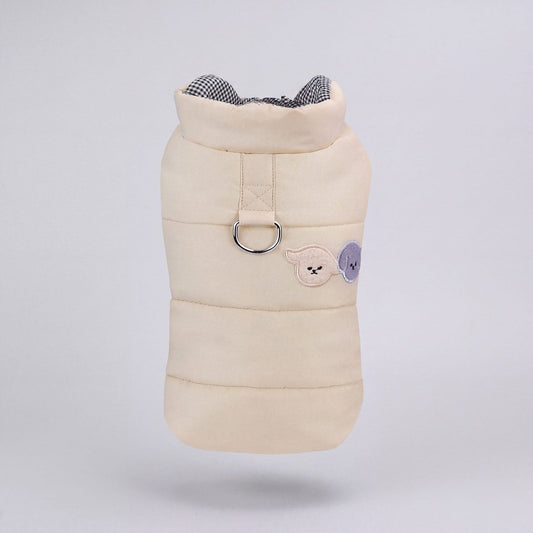 Doudoune beige pour chien vue de dos avec sangle, anneau en D argenté et deux écussons brodés