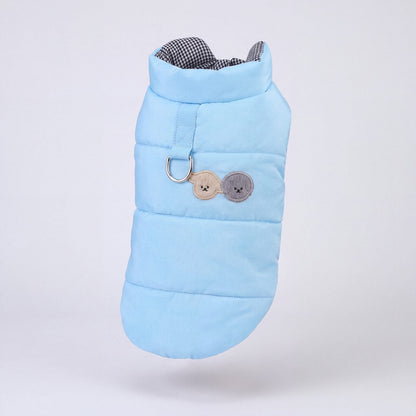 Doudoune bleu ciel matelassée pour chien avec harnais intégré, présentée seule sur fond gris clair