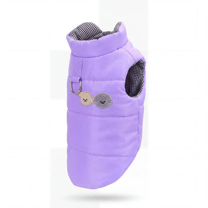 Doudoune violette matelassée pour chien vue de trois quarts avec anneau en D, écussons brodés et doublure à carreaux