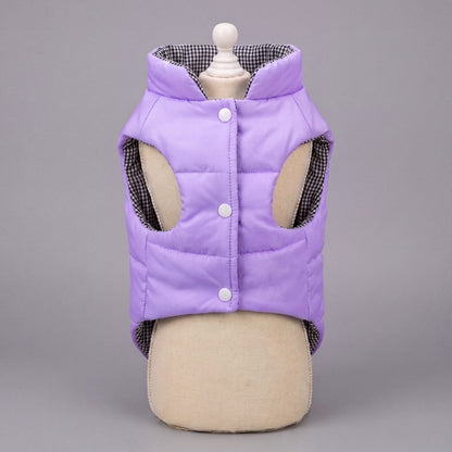 Doudoune violette pour chien avec harnais intégré présentée sur mannequin, fond gris