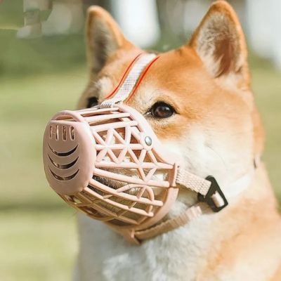 Muselière cage shiba vu profil avec sangle Souffle Libre