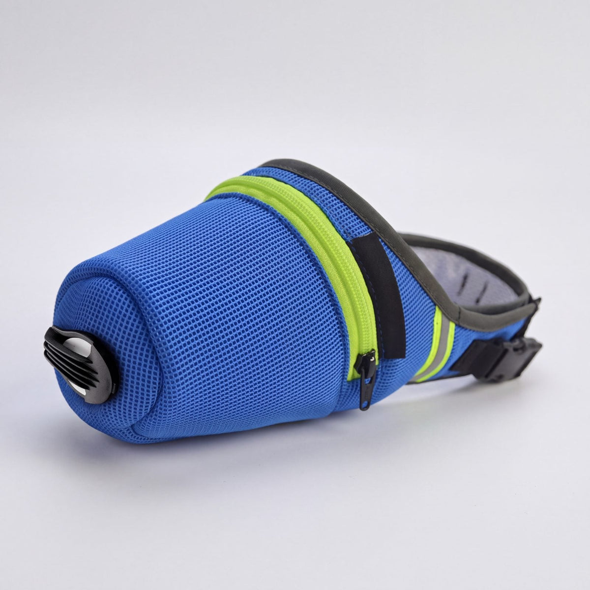 Muselière chien masque anti-poussière bleue en maille avec valve noire, fermeture éclair vert fluo et bande réfléchissante, vue 3/4 sur fond clair