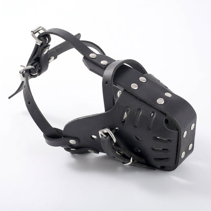 Muselière pour grand chien en cuir noir MuzoSteel avec système d'attache sécurisé.