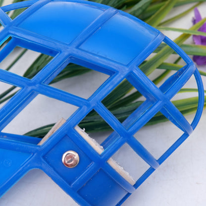 Gros plan sur la grille rigide et le rivet de la muselière chien panier plastique bleue