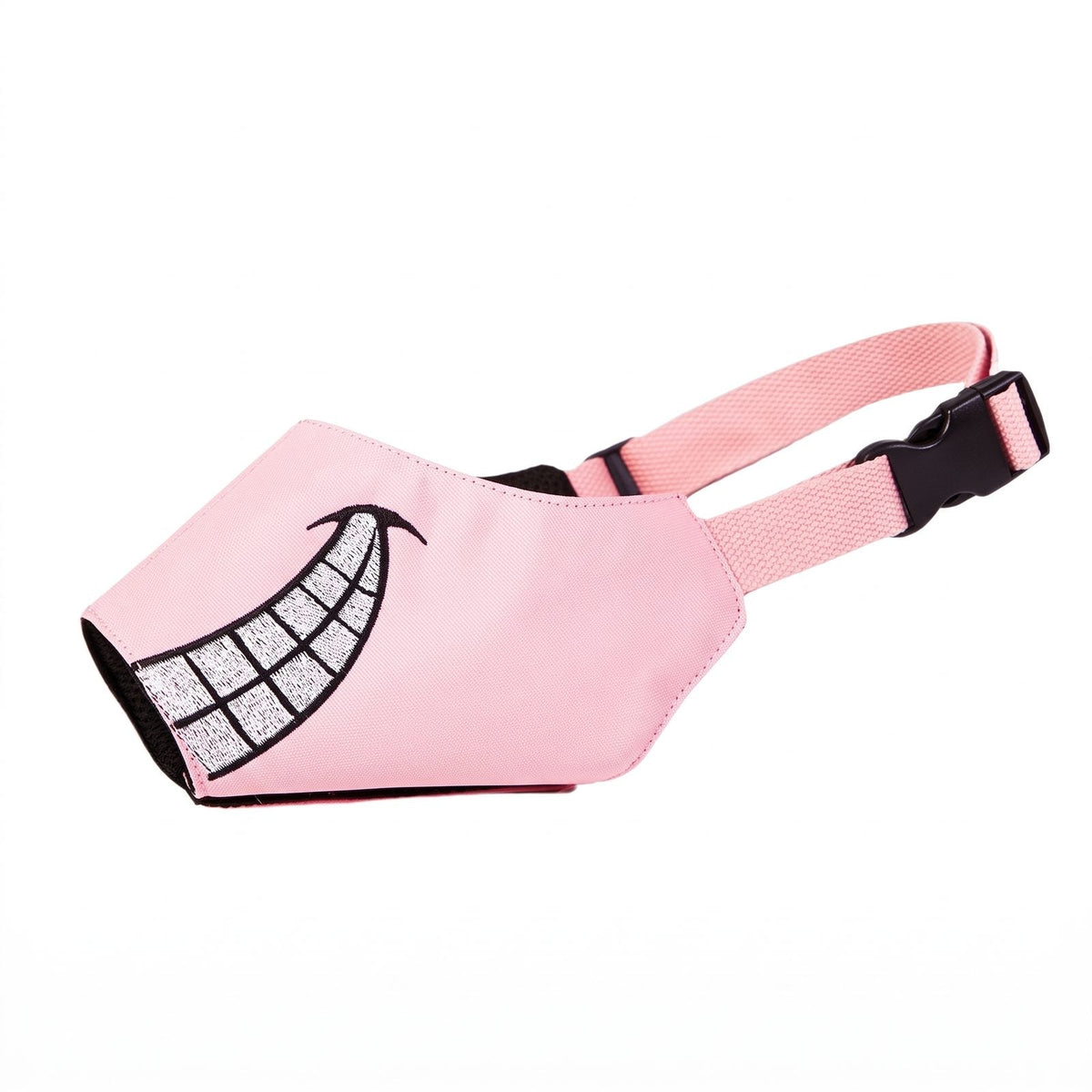 Muselière chien tissu rigolote rose avec sourire brodé, vue de profil sur fond blanc