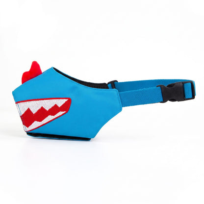 Muselière chien tissu rigolote bleue avec design requin brodé, vue latérale sur fond blanc