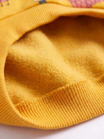 Gros plan sur la doublure polaire douce du pull chien jaune