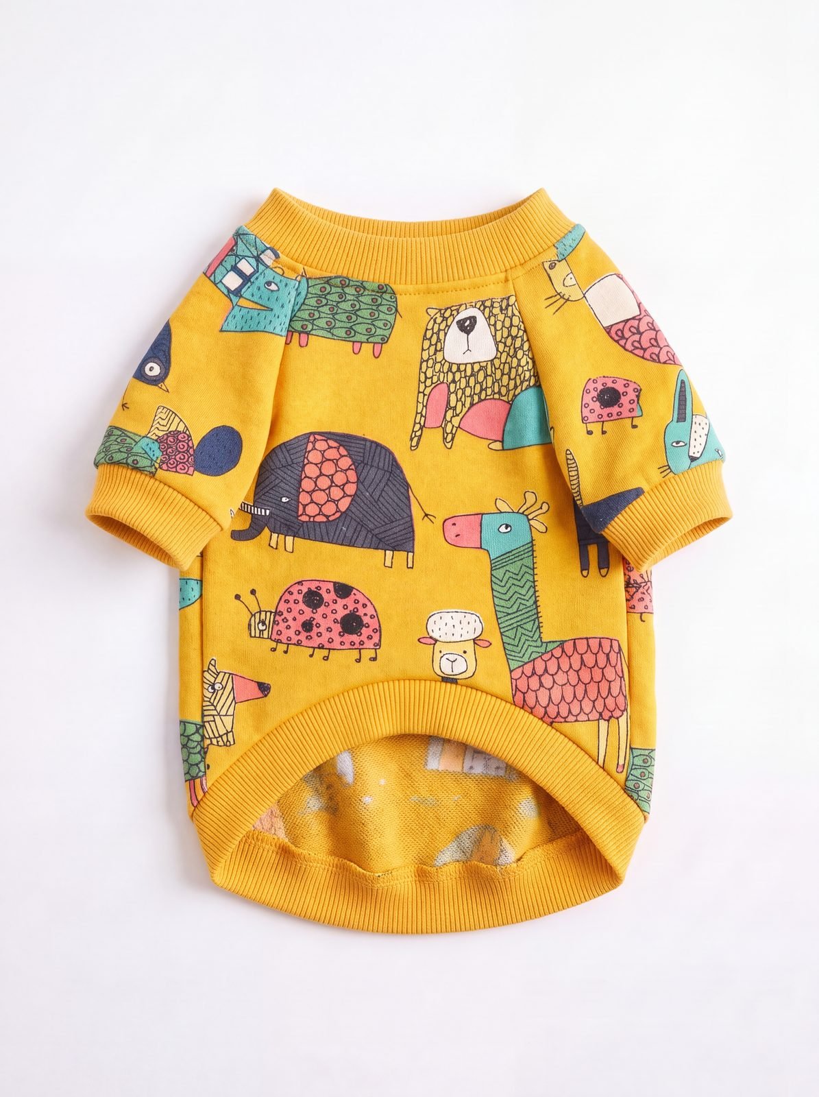 Pull chien jaune doublé polaire à motif d'animaux colorés, vu à plat sur fond clair